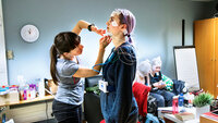 Simulerer nattarbeid i lyslabb, UiB, Institutt for samfunnspsykologi. T.v. Jelena Mrdalj og psykologistudent Gina Løge Flemmen