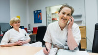 Ett nummer for mulig blodsmitte på UNN Bildet viser Ranveig Langseth som snakker i telefonen mens Eilen Johansen følger med.