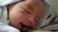 Nærbilde av nyfødt baby