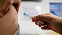 Bildet viser en arm som det blir satt hpv-vaksine i.