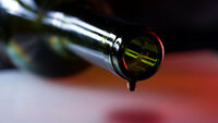 Alkohol Bilde av rødvin som helles ut av en flaske