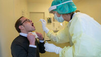 Helsearbeider utfører koronatest