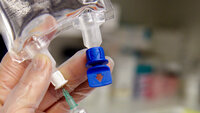 Spesialsykepleier forbereder intravenøs behandling.