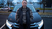 Operasjonssykepleier Line Hatleskog foran bilen
