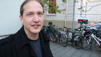 Bildet viser Stein Kyrre Sørensen utenfor Litteraturhuset i Oslo.