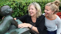 Joanne Loewy og Julia Mangersnes på Barneplassen i Vigelands-anlegget.