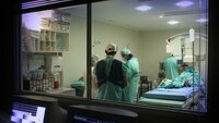 Helsepersonell inne på operasjonsstue