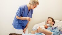 Bildet viser klinisk spesialist i sykepleie for premature og syke­ nyfødte Inger Pauline Landsem sammen med pappa Kenneth Jenssen og prematurfødte Ask.