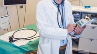 Professor Lars-Petter Jelsness-Jørgensen mener vi trenger forskning nær klinisk praksis. Bilde av professor Lars-Petter Jelsness-Jørgensen ute i klinikken