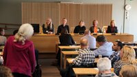 Oversiktsbilde av paneldebatt
