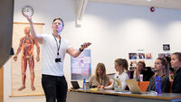Nils Christian holder forelesning for sykepleierstudenter ved Diakonova.