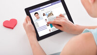 Bildet viser en kvinne som er på en online datingapp.