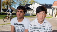 Bildet viser Dawlatzai og Rahimi foran Nybøle asylmottak