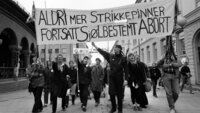 Oslo 1986: Aldri mer strikkepinner!  Fra demonstrasjon til forsvar for abortloven. Foto: © Mimsy Møller/Samfoto