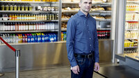 Bildet viser forsker Roger Ekeberg Henriksen foran en kjøledisk.