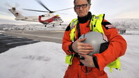 Mads Gilbert Bildet viser Mads Gilbert utstyrt for å fly i luftambulanse