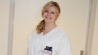Bildet viser Gry Dølemo i sykepleieruniform.