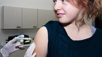 HPV-vaksine Bildet viser en jente som blir vaksinert mot HPV