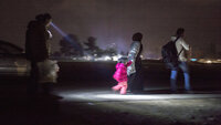 Flyktninger kommer til flyktningeleiren i Idomeni på grensen til Makedonia Flyktninger kommer til flyktningeleiren i Idomeni på grensen til Makedonia