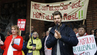 Bildet er fra protesten mot nedleggelsen av Ullevål sykehus. Bjørnar Moxnes holder appell 