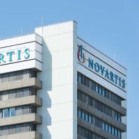 Bildet viser en bygning med logen til Novartis på.
